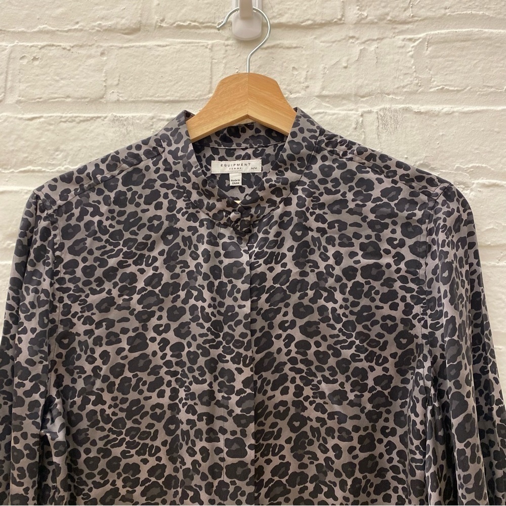 Equipment || Boleyn Silk Shirt in Silver Steel Gray Leopard Medium - Picture 4 of 9